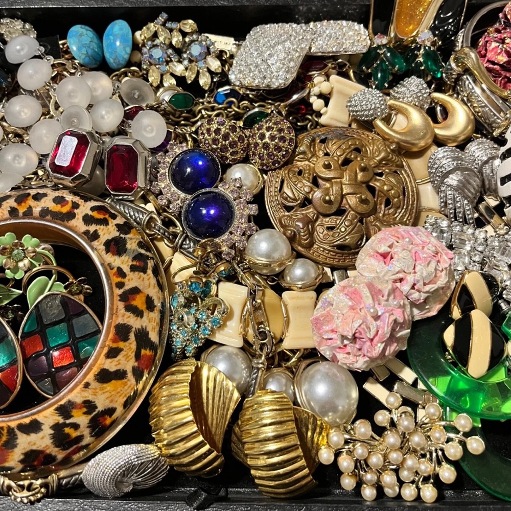 3 LB CURATED Jewelry Bundle lot\ gold silver pearls rhinestones gemstones - Picture 4 of 7